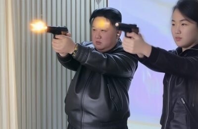 Kim Jong-Un și fiica sa adolescentă au testat noile pistoale într-o fabrică de armament