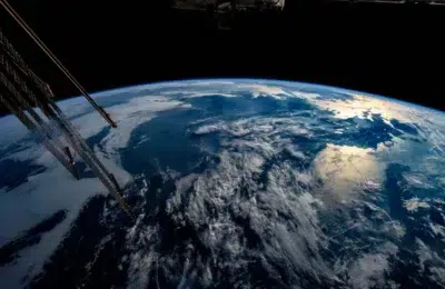 SpaceX: Un satelit Starlink a suferit o anomalie care a generat resturi spațiale