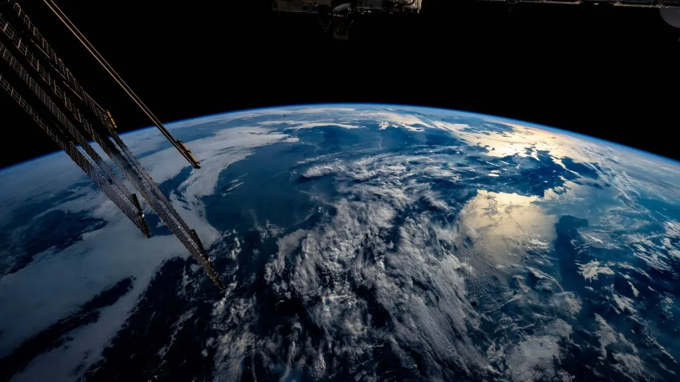SpaceX: Un satelit Starlink a suferit o anomalie care a generat resturi spațiale