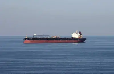 Blocada din Strâmtoarea Ormuz aruncă în aer prețul petrolului la 111 dolari