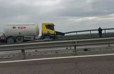 Există un pericol de explozie pe A3, la km 38, după ce o cisternă GPL a rupt parapetul