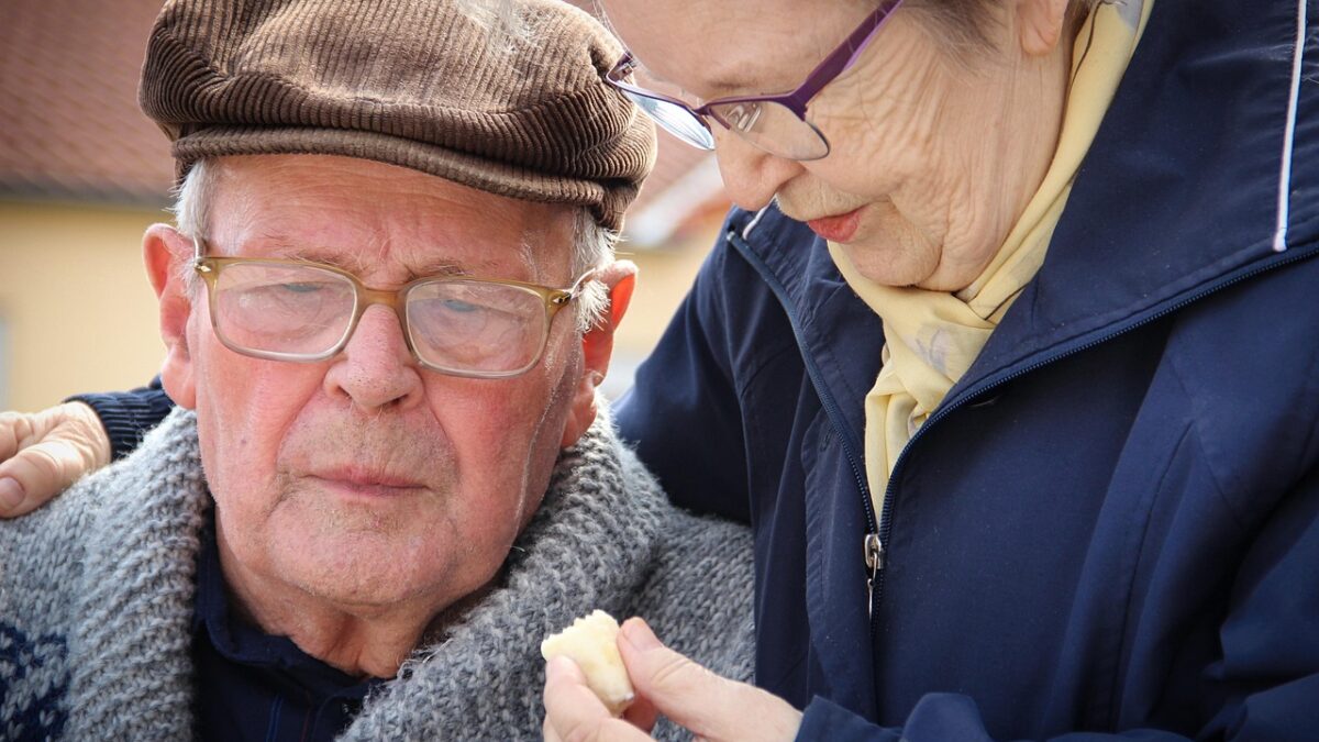 Pensionarii români primesc 1000 lei înainte de Paște în aprilie