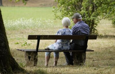 Pensiile românilor rămân înghețate în 2026 dar unii seniori primesc 1.000 lei ajutor