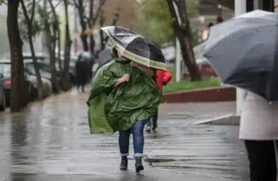 Alerta meteo ANM, prognozează vânt de 50 km/h, ploi și ninsori până marți dimineață