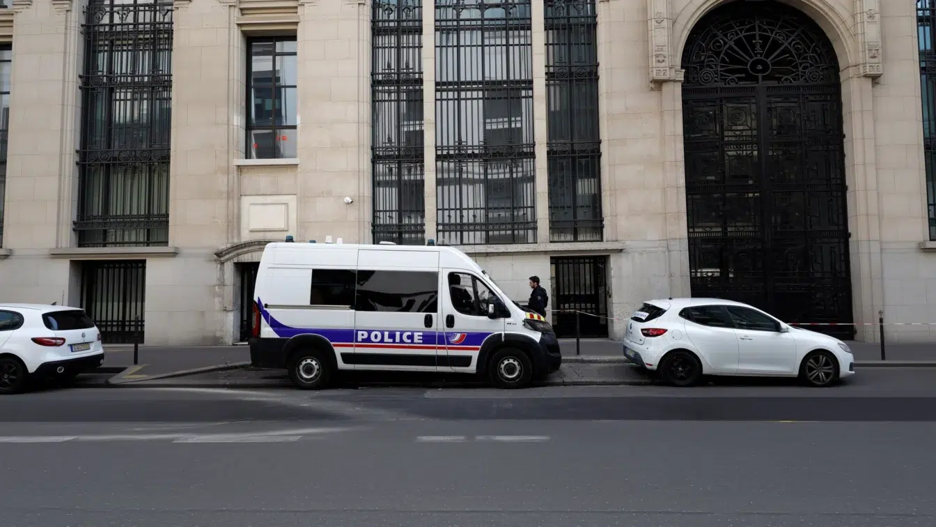 Atentat cu bombă dejucat la o filială Bank of America din Paris, un suspect reținut