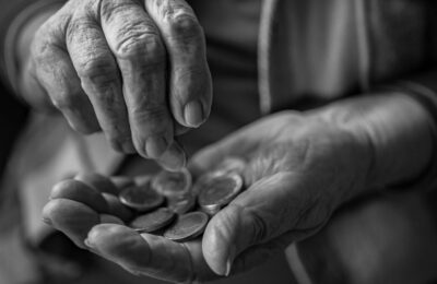 Inghetarea pensiilor costa romanilor cu venituri de 2500 lei pierderi reale la buget