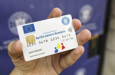 Când primesc românii primii bani pe cardurile sociale de 125 de lei