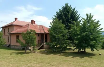 Unde se vinde o casă cu 1.800 mp de teren cu 32.000 de euro?