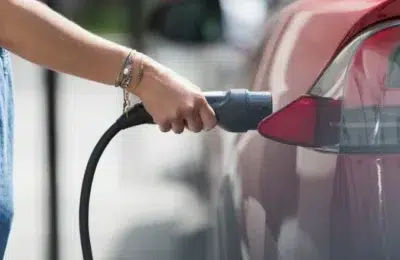 Explozia cu 50% a prețului petrolului, a dublat vânzările de mașini electrice