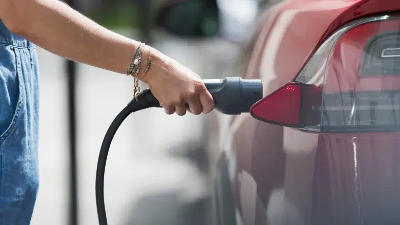 Explozia cu 50% a prețului petrolului, a dublat vânzările de mașini electrice