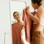 Bacterii, chimicale cancerigene și metale grele în hainele noi din magazine