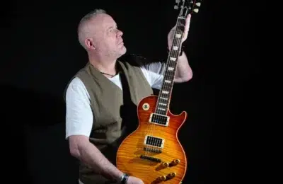 Chitara lui Slash din turneul Guns N’ Roses ajunge la 300.000 de lire sterline