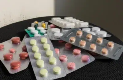 Cine spune că jumătate din medicamentele online sunt false și ucid 1 milion de oameni anual?