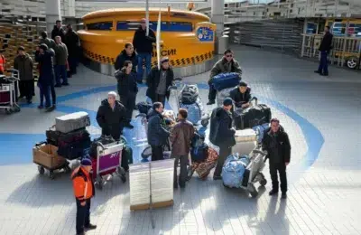 Muncitorii nord-coreeni din Rusia au un singur duș pe an și sunt plătiți cu 10 dolari