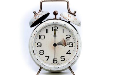 Ora de vară 2026: Când pierdem o oră de somn și de ce crește riscul de infarct