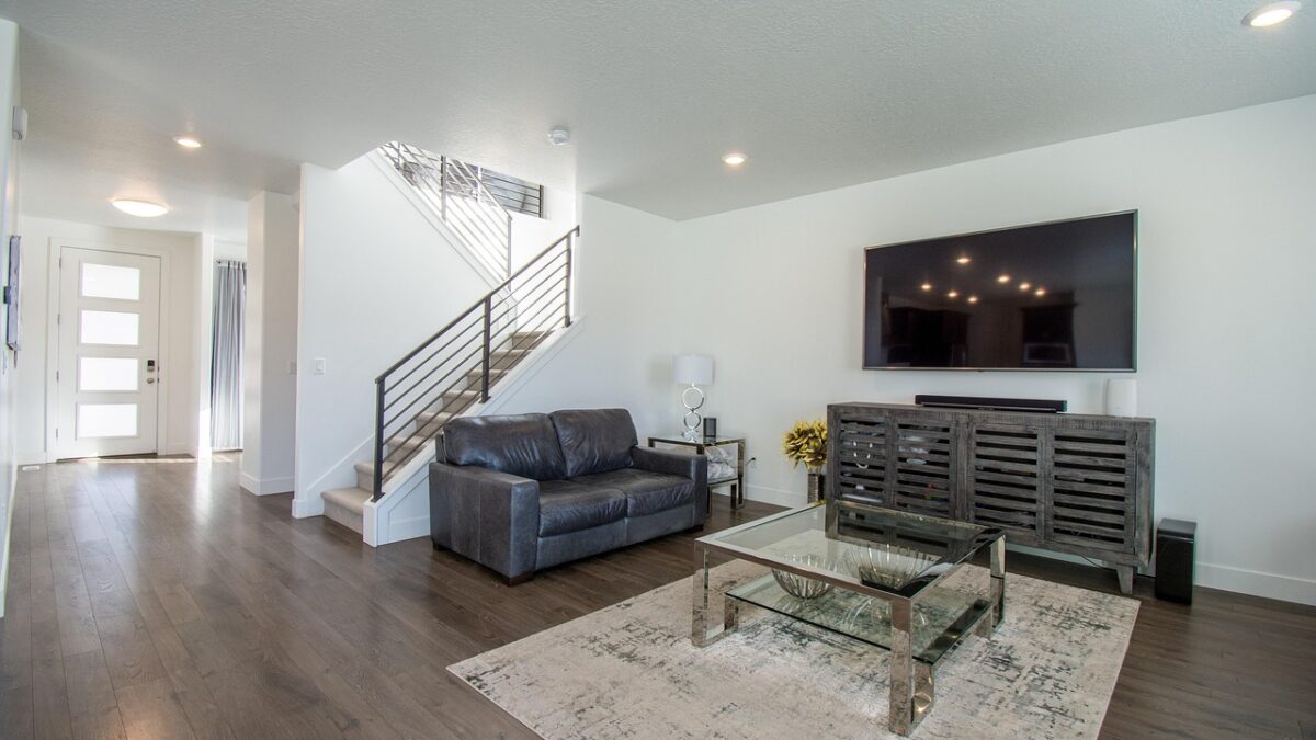 Vânzările de case scad cu 20% iar proprietarii refuză să reducă prețurile pentru a-și proteja investițiile