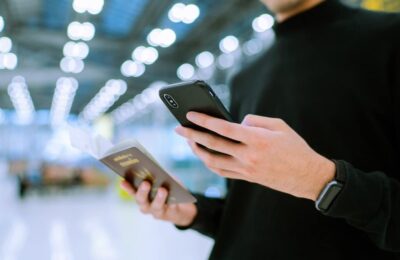 Cardul de sănătate din plastic dispare, românii trec la portofel digital