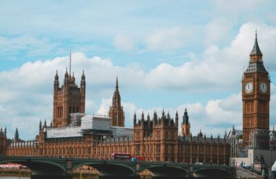 Preț record la benzină în Marea Britanie pe fondul crizei din Iran