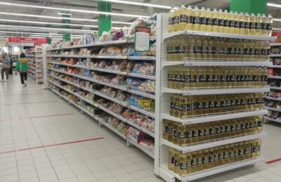 Uleiul și zahărul se scumpesc cu 10% într-o lună pe rafturile magazinelor