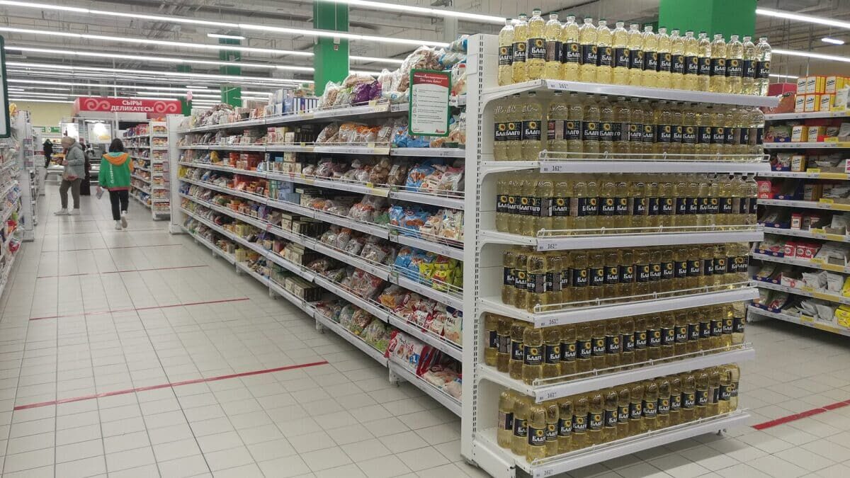 Uleiul și zahărul se scumpesc cu 10% într-o lună pe rafturile magazinelor