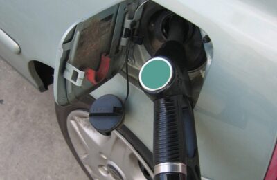 Prețul petrolului scade pe piețele mondiale și ar putea ieftini benzina în România