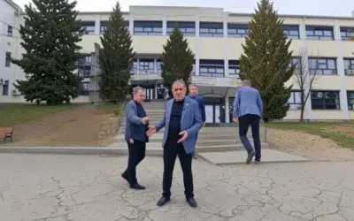 Din ce cauză o școală din Pitești, reabilitată cu 10 milioane de lei, a rămas fără uși?