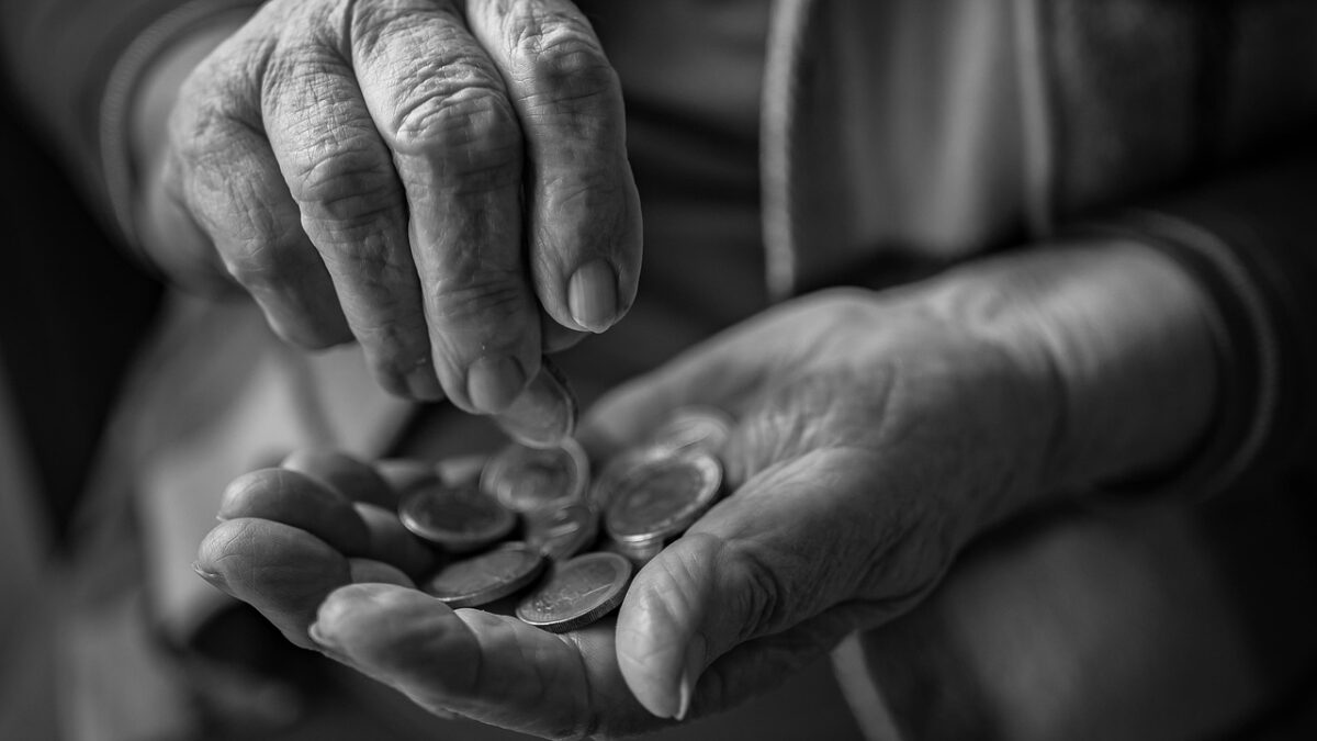 Recalcularea pensiilor 2026 poate aduce până la 400 lei în plus sau o reducere de 500