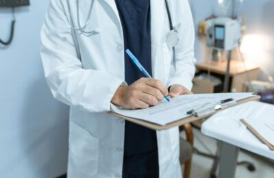 Medicii români ar putea fi plătiți doar pentru zilele în care lucrează efectiv