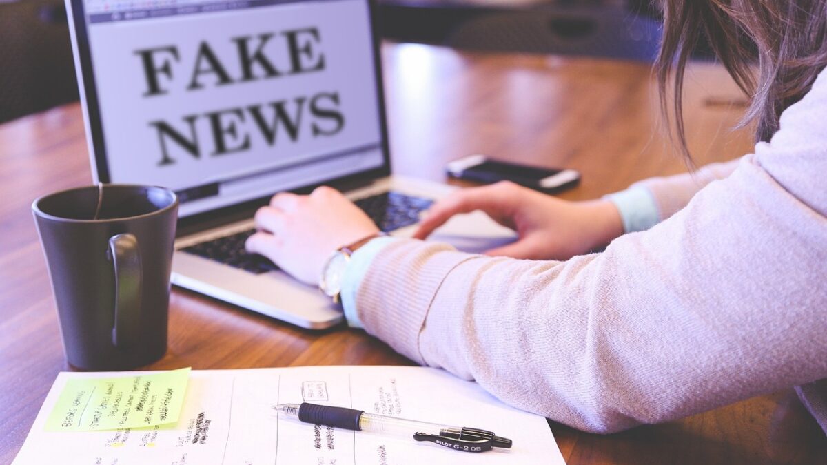 2000 de site-uri false cu știri folosesc inteligență artificială pentru a fura bani de la români