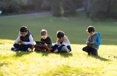 Marea Britanie testează viața fără social media pe 300 de adolescenți