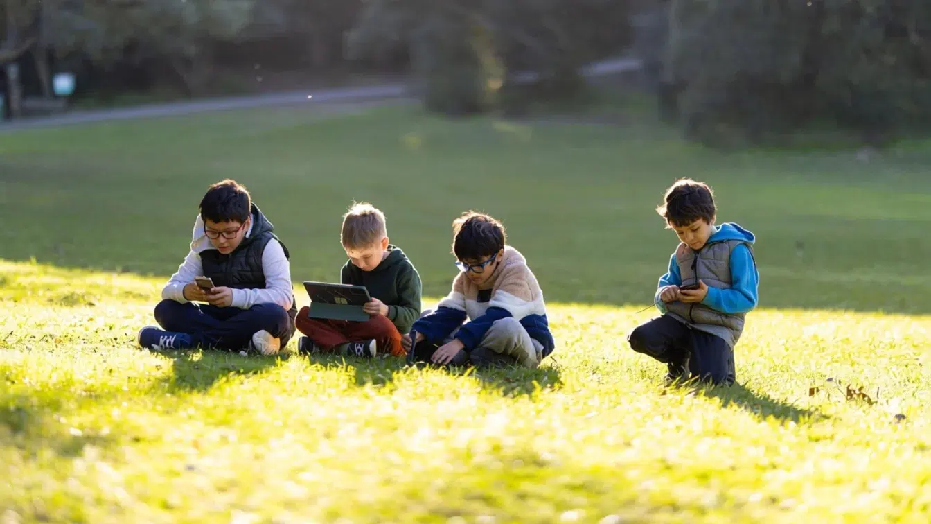 Marea Britanie testează viața fără social media pe 300 de adolescenți