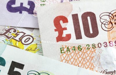 Transferurile de bani din Marea Britanie în România devin mai scumpe în 2026