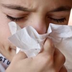 Patru din zece români suferă de alergii sezoniere dar au acum opțiuni noi