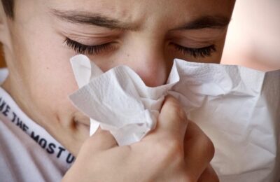 Patru din zece români suferă de alergii sezoniere dar au acum opțiuni noi