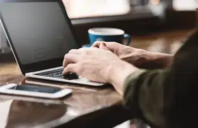 Un jurnalist a lăsat un AI să-i controleze PC-ul o săptămână