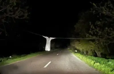 Pericol pe DJ 303 cu o sperietoare întinsă peste șosea care a șocat șoferii din Călărași