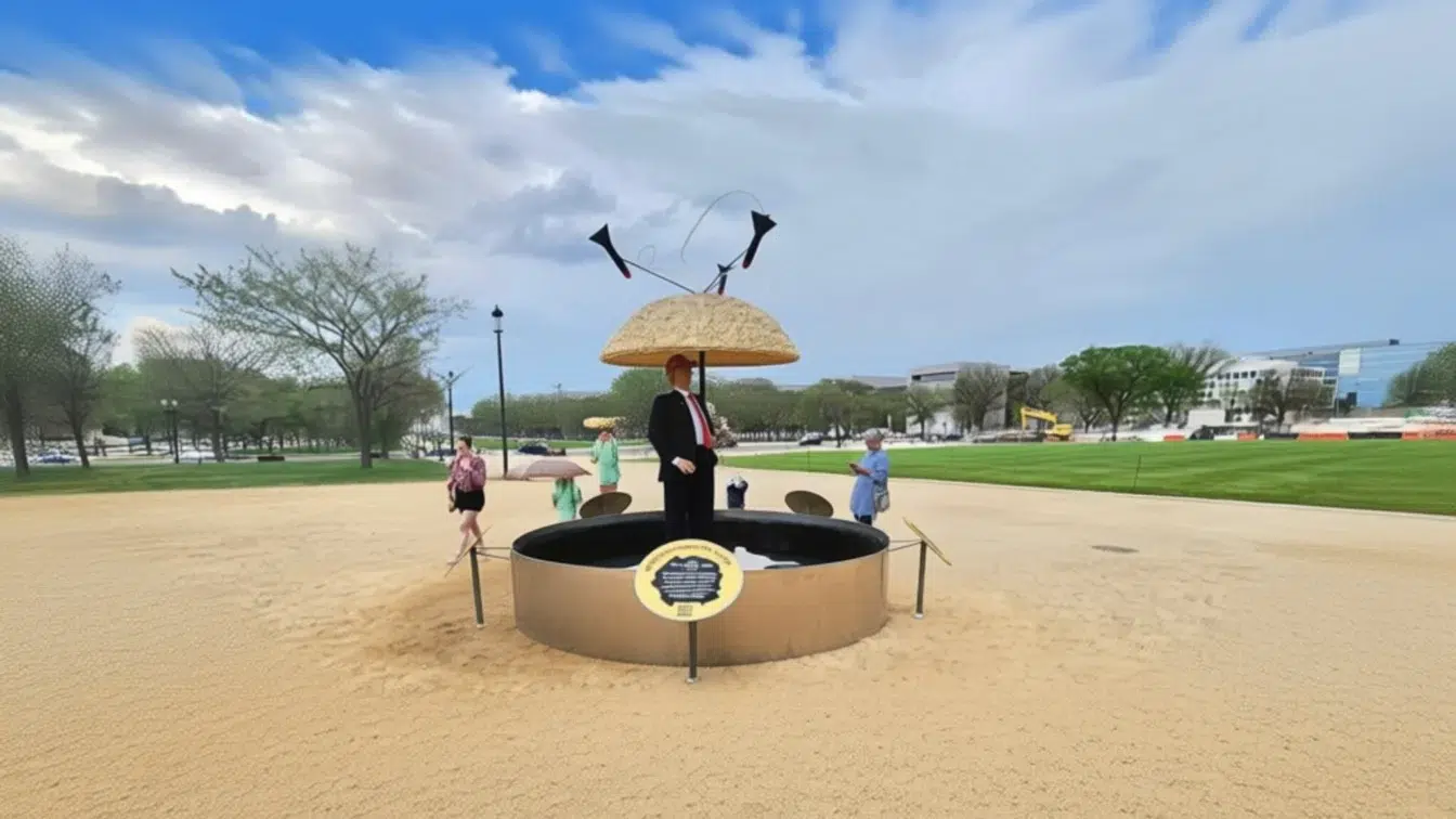 O statuie a lui Trump critică un proiect de 4 trilioane de dolari la Washington