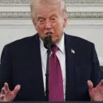 Donald Trump citește din Biblie la o săptămână după imaginea AI cu Iisus