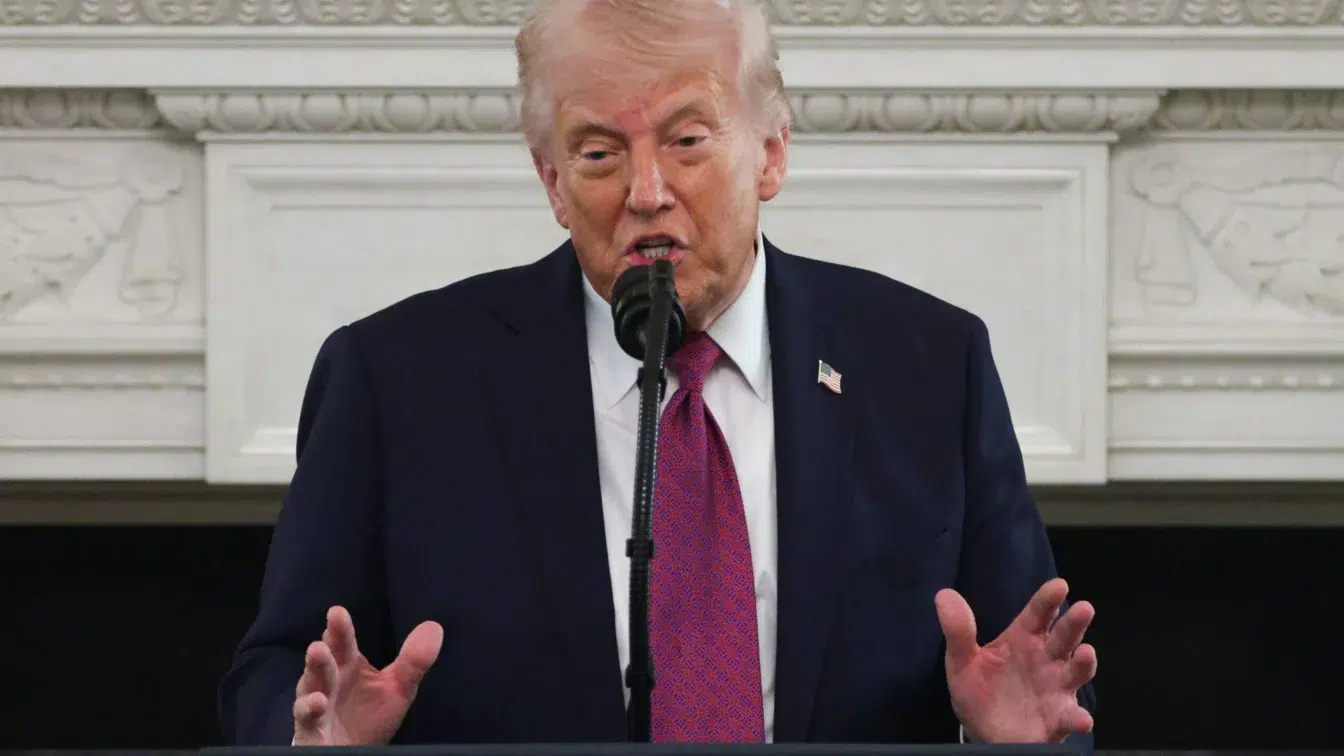 Donald Trump citește din Biblie la o săptămână după imaginea AI cu Iisus