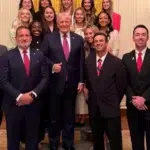 Trump, criticat pentru o fotografie cu șase bărbați în fața unei echipe feminine