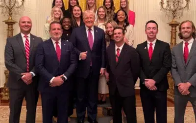 Trump, criticat pentru o fotografie cu șase bărbați în fața unei echipe feminine