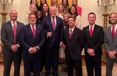 Trump, criticat pentru o fotografie cu șase bărbați în fața unei echipe feminine