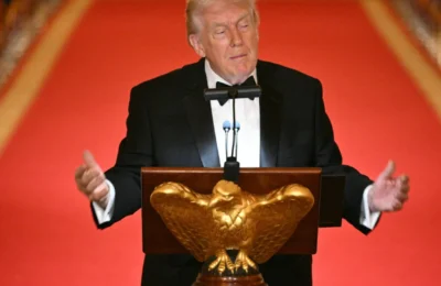 Prezența lui Trump la cina jurnaliștilor de la Casa Albă aprinde dezbateri aprinse