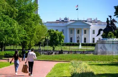 Trump apără un contract de 17,4 milioane dolari acordat fără licitație unei firme favorite