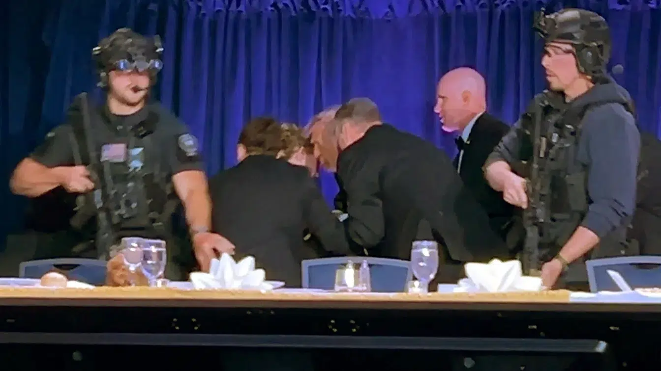 Împușcături la un eveniment cu Trump – Un agent Secret Service rănit, atacatorul prins