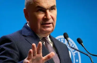 În prezent, 76% dintre români sunt nemulțumiți de Guvernul Bolojan