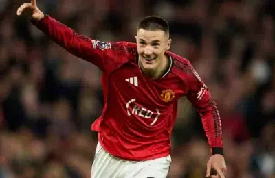 Manchester United învinge Brentford cu 2-1 și este la un pas de Liga Campionilor