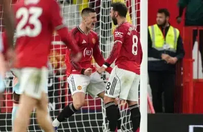 Manchester United bate Brentford cu 2-1, Fernandes la o pasă de recordul istoric