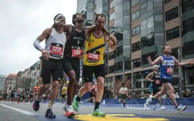 Peste 29.000 de alergători au terminat Maratonul din Boston, unii cărați pe brațe