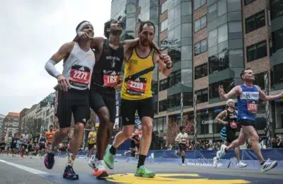 Peste 29.000 de alergători au terminat Maratonul din Boston, unii cărați pe brațe